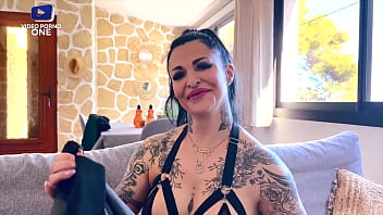Cette milf de 45 ans est tatouée de partout et elle se fait baiser par un voisin coquin !