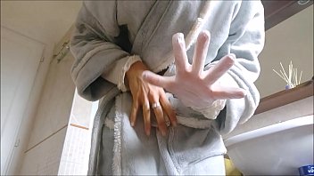 Strong light is needed to control the vulva and anus clearly