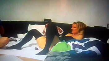 Deutsches Paar Freundin ist geil und masturbiert sich ihre schöne kleine saftige Votze mit Vibrator Toy