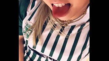 Belinda Baronne Ch tocándose con el chupete y después se chupa el chupete.