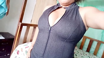 ELLA MODELA DISTINTOS TIPOS DE CABELLO!! PRIMERO SE PONE SU PELUCA DE CABELLO RIZADO Y LUEGO PRUEBA SU CABELLO NATURAL. LE ENCANTA MOSTRAR SUS TETAS ANTES DE VESTIRSE Y COQUETEA CON SU DILDO EN EL BAÑO. PORNO REAL GRATIS DE MI MADRASTRA EXCITADA