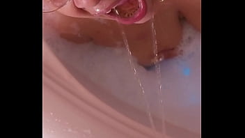 INVITO A LA MAMA DE MI AMIGO AL JACUZZI PARA FOLLARMELA BIEN PUERCO