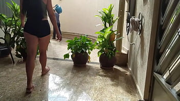 Casada desempregada mamando o entregador de gás e deixando ele gozar na boca dela para não precisar pagar o gás