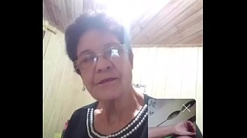 Velha mostrando o peito e passando a mão na xota na live