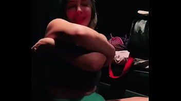 Caminhoneira sensualizando na boleia