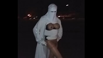 Musulmane voilée ouvre sa djellaba dans la rue