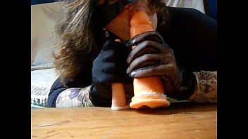 Mama jugando con dildos