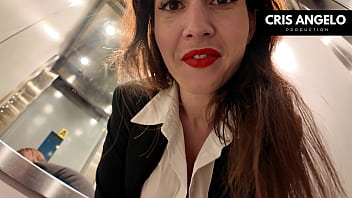 APAGON España - Blackout SPAIN - Bloquée dans l'ascenseur, elle finit par baiser son voisin marié - part 02