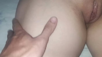 Esporrando a linda xoxota da minha ruiva