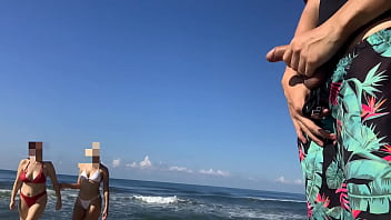 Me saco la polla en la playa pública para ver si alguna chica se antoja y consigo PREMIO DOBLE