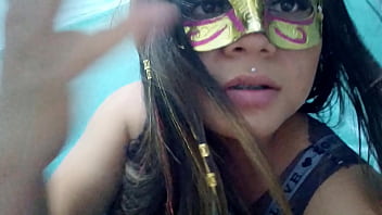 QUE TAL SI LE DOY A UNA MAMADA PROFUNDA A TU POLLA! HIJASTRA SE PONE CALIENTE CUANDO EL PADRASTRO LLEGA A CASA DESPUES DEL TRABAJO