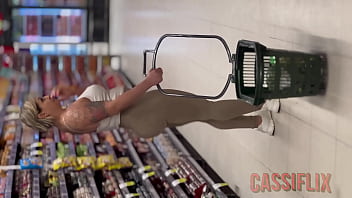 Fui com o boy fazer compras e ele não aguentou olhar minha bunda grande, me levou para o motel e me fez gozar gostoso! assista completo no cassiflix