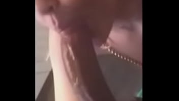 Loira vadia de olhos azuis pagando boquete no banho