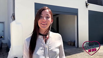 Sandrillon, brune en chaleur, obtient la baise hard qu'elle voulait