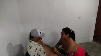 Madrastra culona seduce al novio de su hijastra mientra ella no esta en casa