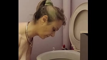 2024 09 10 esclave F la lèche chiottes