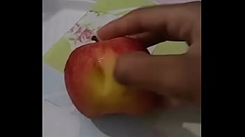 Moleque esfola maçã e deixa ela toda molhadinha