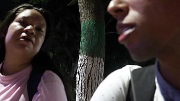 Me encierro con esta morena que le ofrezco dinero