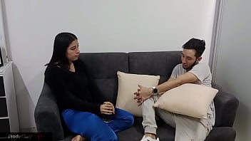 Resulto bien cachonda la joven, se ofrece a chuparme la verga y me pone su coño en la boca para que se lo mame y la penetre