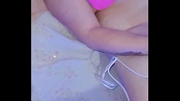 Sem nojo e com vontade, mamou gostoso e levou rola na buceta gozando a primeira vez e em seguida pediu pra deixar seu cuzinho largo.