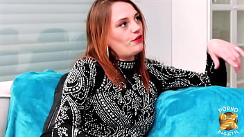 Melany, rouquine torride, se prend deux bites avec joie