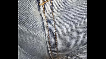 Moglie si accarezza in jeans