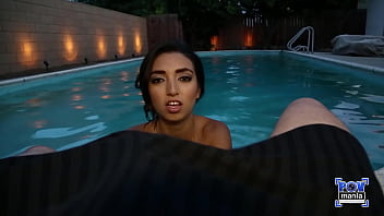 Frida Sante Enjoys a Lively Evening Poolside Session!