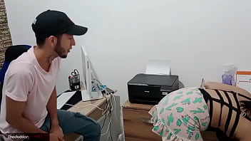 La puta mujer de mi hermanastro tiene unas tetas enormes que me fascinan, mientras me limpia la oficina me empiezo a excitar con ver su gran culo y la convencí para que me hiciera un oral