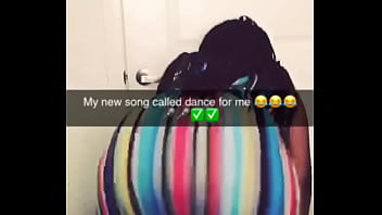 Boyfriend sings while thot twerks