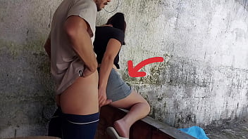 Minha esposa saiu e a empregada baixinha gostosa pegou meu pau e colocou dentro dela na área de casa