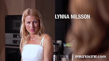 Lynna Nilson and Bonni Gee eat from the same plate