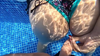 ENCUENTRO UNA DESCONOCIDA DE CULO ENORME MASTURBANDOSE EN LA PISCINA Y LE CAMBIO SU DILDO DE PLASTICO POR UNA VERGA DE VERDAD