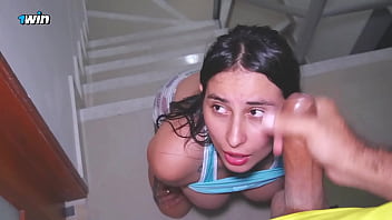 Sexo en las escaleras del edificio
