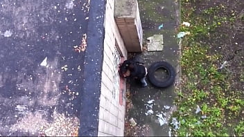 Un cocu matte sa femme se faire défoncer derrière chez eux