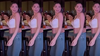 Pendejo bailando con una mamasita