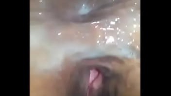 Esposo presta su mujer para que le rompan la cola