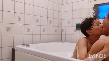 五十路熟年カップルこれからと言う時にまさかの展開…A middle-aged couple is about to take a bath when...