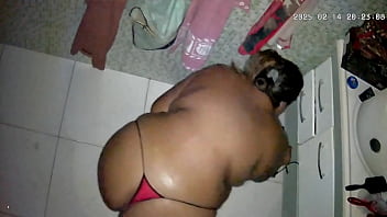 Flagra Camera Escondida Real - Vizinho instala câmera no banheiro de sua vizinha enquanto ela se masturba