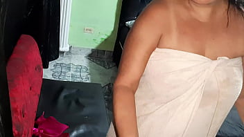 Interrumpo a mi madrastra mientras se masturba y me da una rica mamada