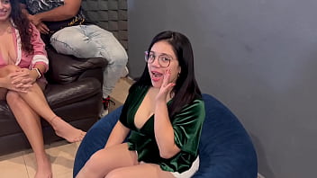 Big Tits MILF Real Hotwife - Cherry es la esposa de Adrian una MILF tetona de ojos verdes y vino para que le hicieran un anal dos singles siguiendo roleplay de esposa insatisfecha y 2 técnicos de aire