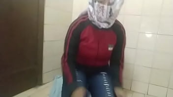 Arabian Muslim العربية الجنس أمي Masturbates Squirting Pussy On Live Webcam Instead Of Praying