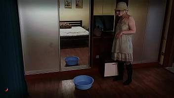 MILFA felt the trick with her holes