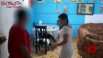 Mi tio llego con una botella de vino , y me embarra mi cara con su leche