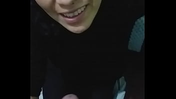 Es una experta mamando verga