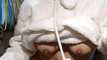 MINHA ÚNICA FORMA DE ATRAIR MEU PADRASTO PARA CASA!! PRIMEIRO EU DANCO PARA ELE COM ROUPAS CHIQUES E DEPOIS ME DEITO NA PISTA E PEÇO PARA ELE PASSAR ÓLEO NOS MEUS PEITOS. PORNOGRAFIA REAL QUENTE