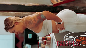 Depois da academia treinando sem calcinha fui tomar um banho com personal pauzudo que deu muita porra - Completo no Cassiflix