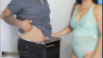 Madrastra cachonda enseña follar a su hijastro antes de que este por primera ves a su novia - Porno en Español