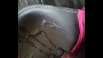 Me vengo en el bra de mi prima