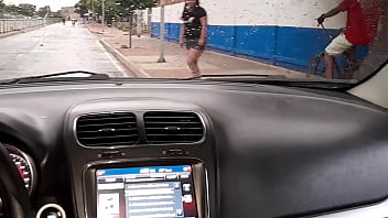 Exhibicionismo público al aire libre por las calles de Valledupar, Colombia. DeisyYeraldine dando una PutiVuelta en un Ubersex (Paseo Sexual) mostrando su gran culo y chupando polla en el coche por la vía pública