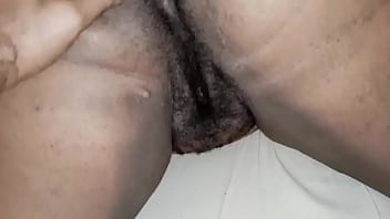 Rasgando a buceta da crente casada logo de manhã